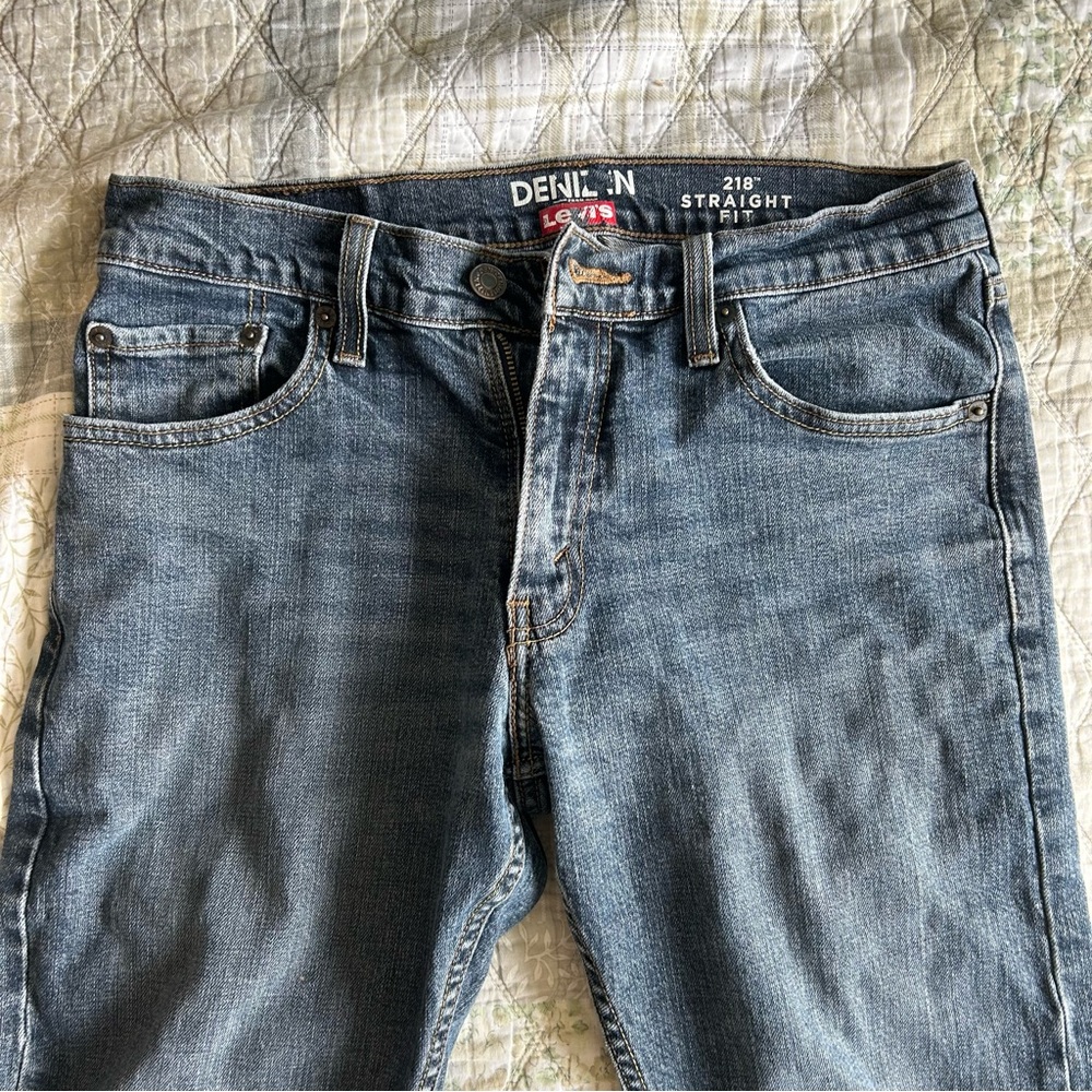 Men’s 30x32 DENIZEN from Levi’s 218 Straight Fit Blue Jeans